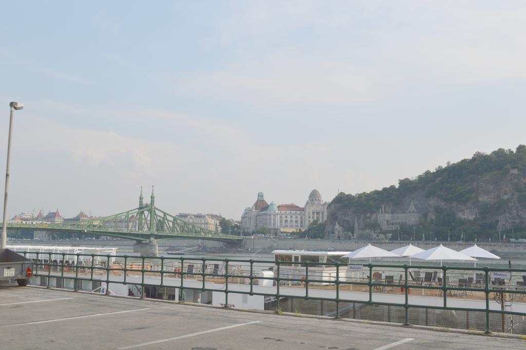 Riverside Danube Guest House Budapest Bagian luar foto
